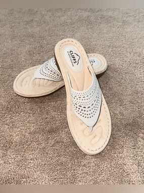 Cliffs by White Mountain Cienna White Rhinestone Wedge Thong Sandals Women’s 7M